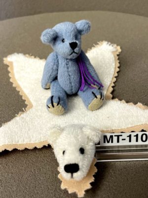 Blauer Teddy auf Teppich