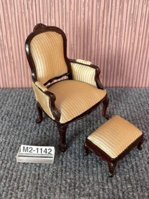 Stuhl mit Schemel