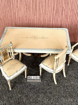 Tisch + 4 Stühle