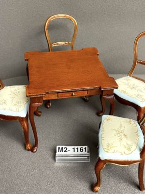 1 Tisch mit 4 Stühle