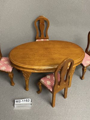 1 Tisch und 4 Stühle