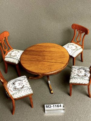 Tisch mit 4 Stühle