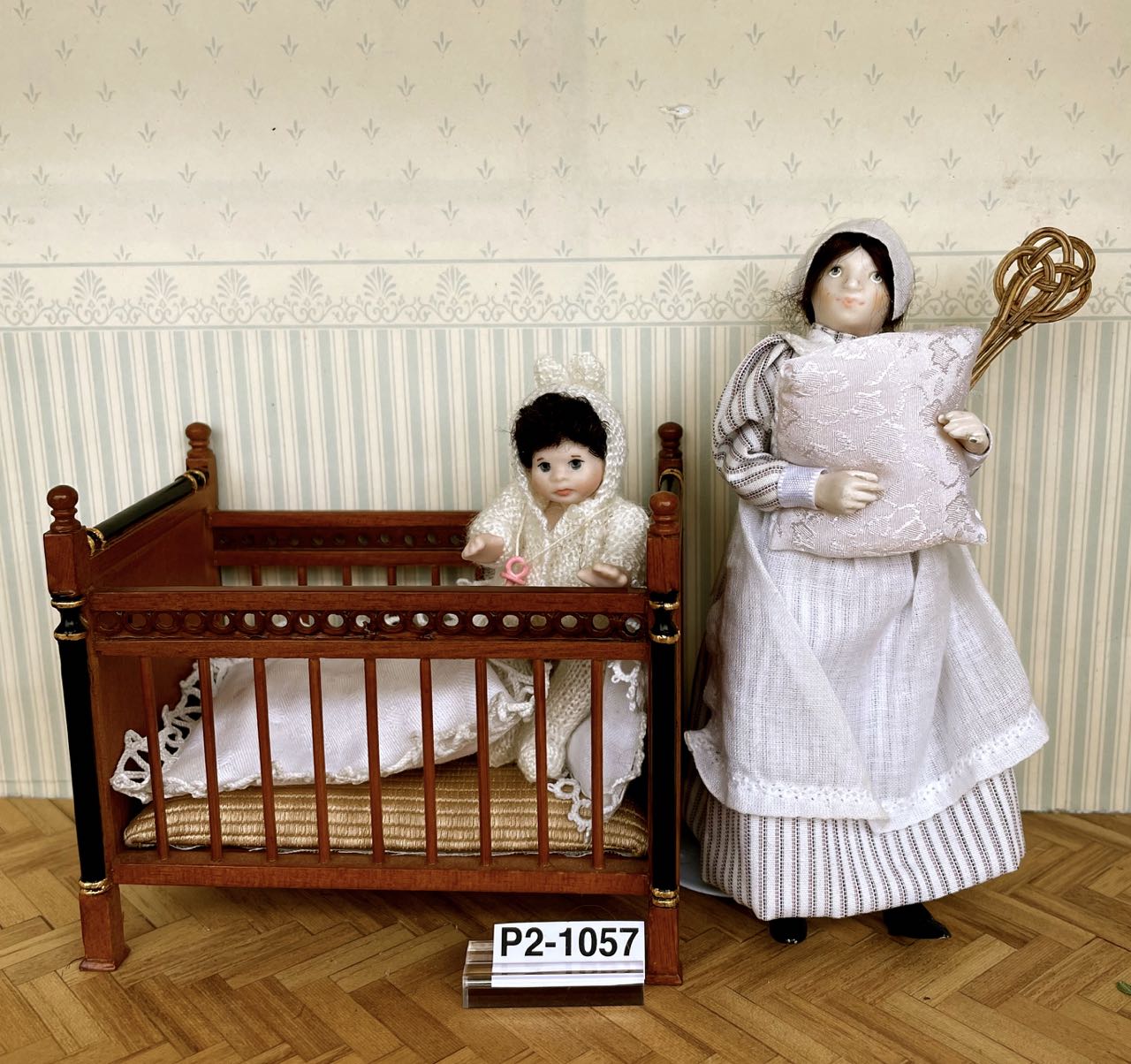 Magt und Baby im Biedermeier Bett