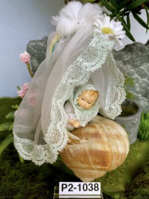 Baby im Schneckenhaus