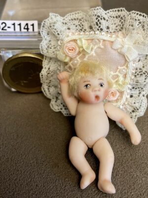 Baby mit Kissen
