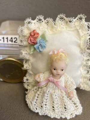 Mini Baby mit Kissen