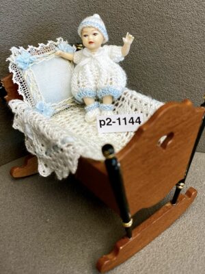 Baby in Biedermeierwiege