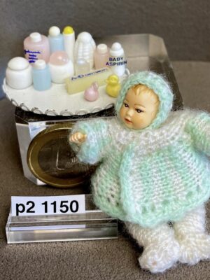 Baby mit Pflegeutensilien