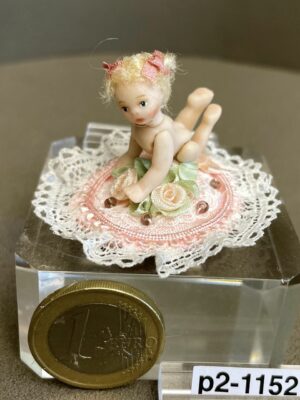 Baby auf Luxuskissen