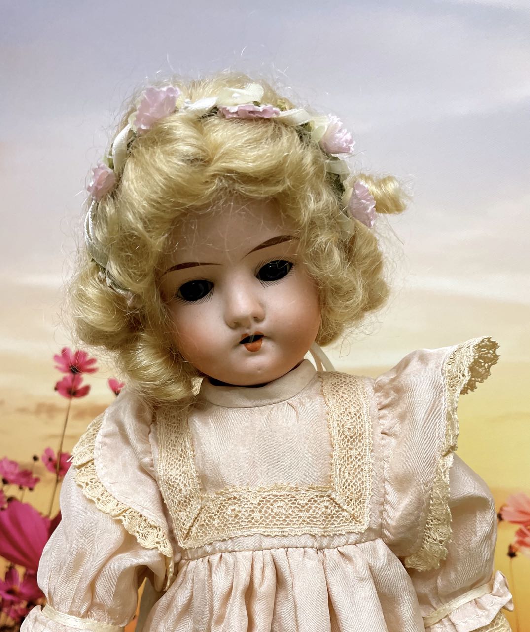 Kleine Antike Porzellan Spielpuppe – Bild 3
