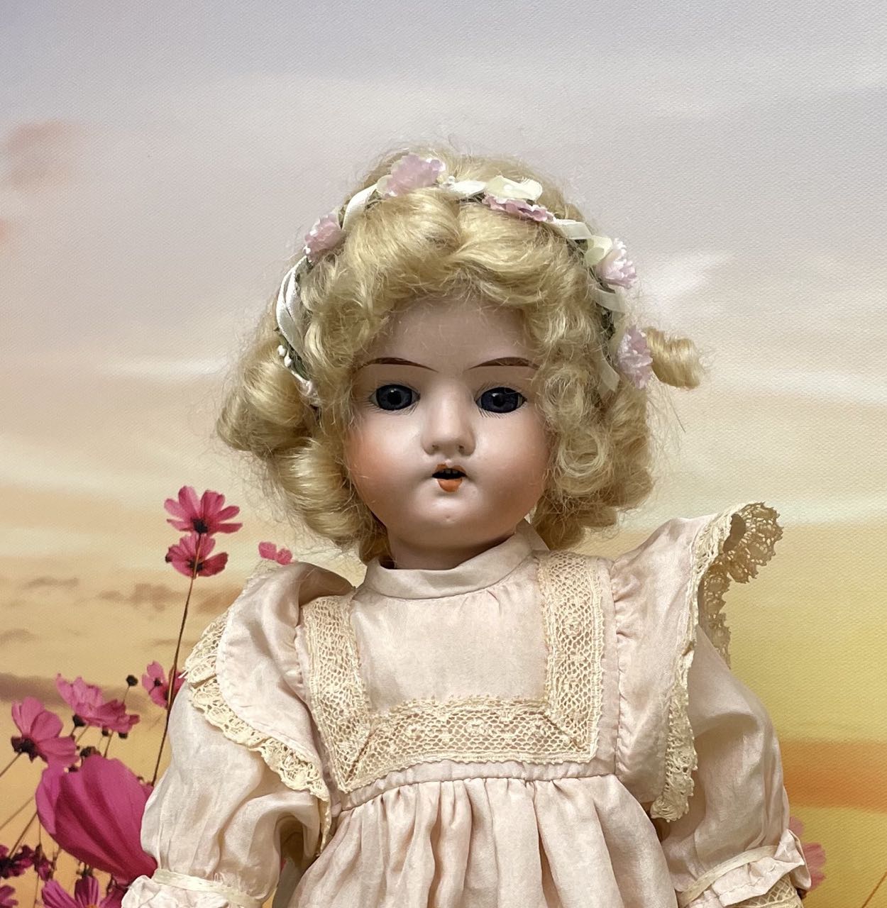 Kleine Antike Porzellan Spielpuppe – Bild 4