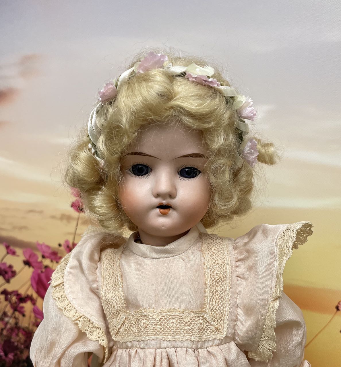 Kleine Antike Porzellan Spielpuppe – Bild 2