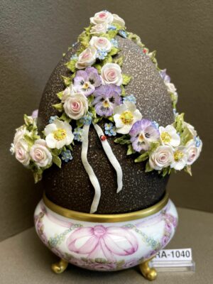 Straussenei Verzierung mit Porzellanblumen