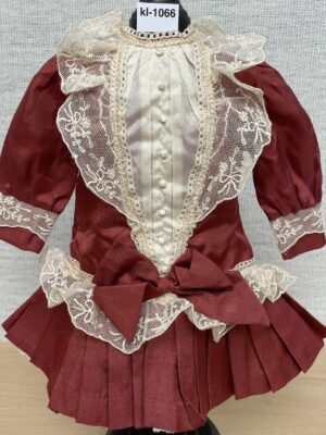 Rotes Seidenkleid