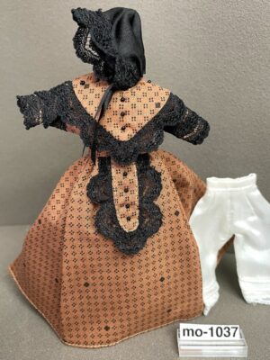 1:12 Kleid mit Haube und Seidenunterhose
