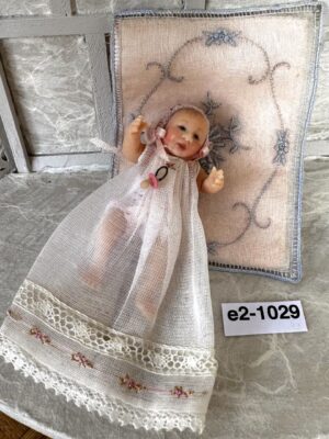 Baby auf Kissen