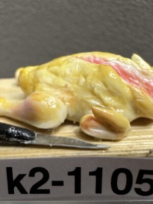 Poulet auf Holzbrett