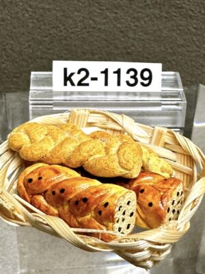 Verschiedene Brote im Korb