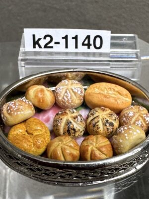 Brötchen in Metallschale