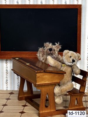 Schulbank mit Wandtafel