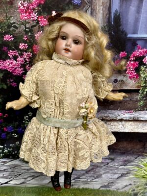 A. M. Porzellan Kopfpuppe