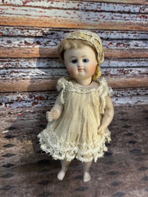 Kestner Barfüsser mit Fäustchen