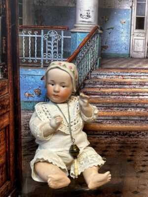 Puppe mit Haube um 1912