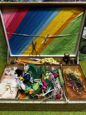 Antikes Papierblumen Set in Box