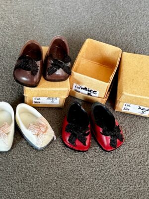 Puppenschuhe in Schuhbox 1:12