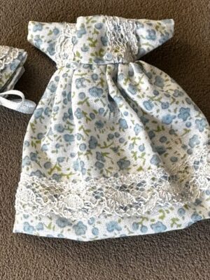 Baby Kleid 1:12 für Gr. 5 cm