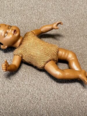 Baby schlafend 1:12   Gr. ca. 5 cm