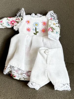 Kleid mit Schürze Kind 1:12  Gr. 9,5 cm