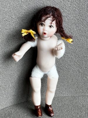 Porzellan Kind 1:12. Gr. 8,5 cm