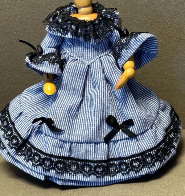 Festliches Damenkleid 1:12  Gr. 14,5 cm