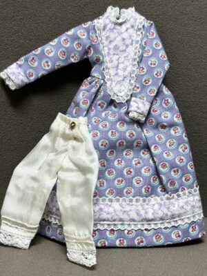 Frauenkleid 1:12  Gr. 14,5 cm