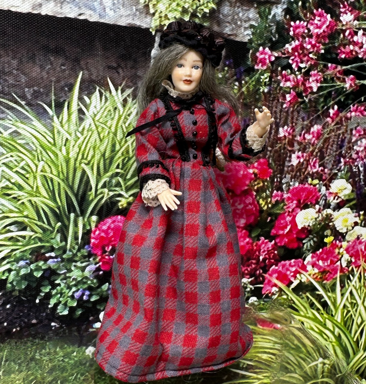 Dame mit Hut 1:12 Gr. 14,5 cm