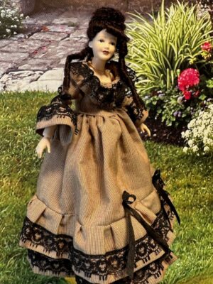 Dame im festlichen Kleid  1:12  Gr. 14,5cm