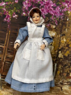Dame in Dienstkleidung  1:12   Gr. 14,5 cm