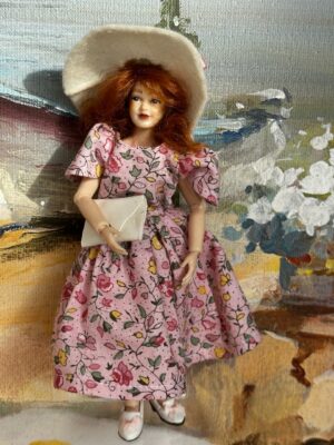 Dame im Sommerkleid  1:12  Gr. 14,5 cm