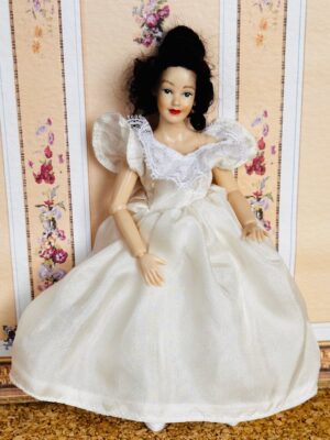 Dame im Seidenkleid  1:12  Gr. 14 cm