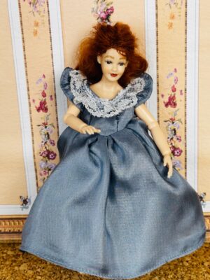 Dame im Seidenkleid. 1:12  Gr. 14 cm