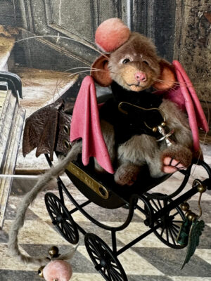 Vampire Maus im Puppenwagen