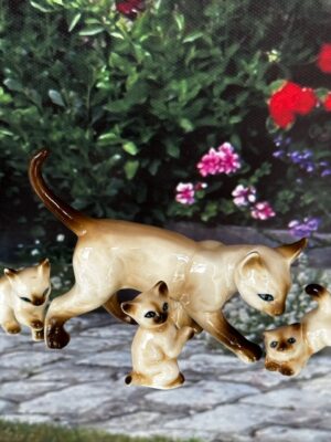 Porzellan Katze mit 3 Jungen 8 cm lang