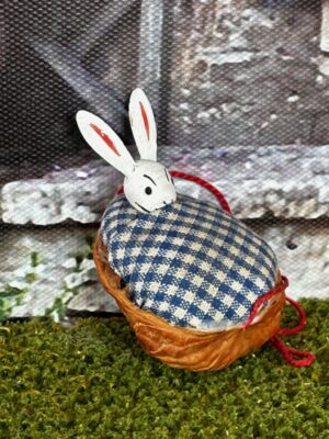 Nussschale mit Hase 4 cm