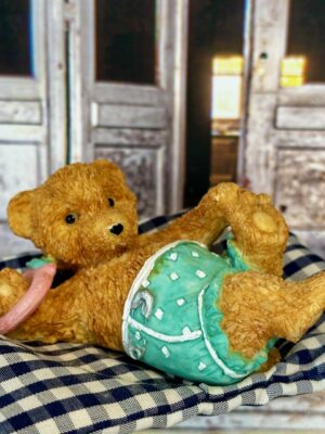 Baby Bär auf Kissen 10 cm lang