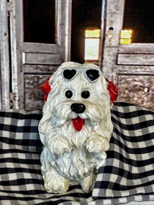 Weisser Hund auf 10 cm Kissen