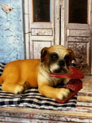 Hund mit Schuh ca. 8,5 cm lang
