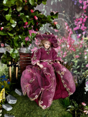 Dame in Lila Festkleid  Gr. 14 cm
