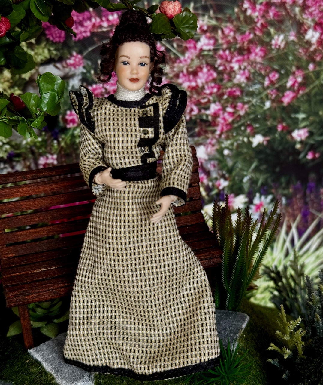 Elegante Frau Gr. 14 cm