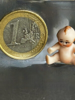Mini Porzellan Kewpie sitzend 1,7 cm
